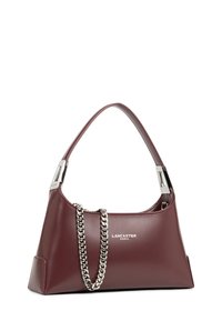 Sac à main en cuir bourgogne avec une forme structurée, une seule poignée et un accent en chaîne argentée. Présente un logo de marque à l'avant.