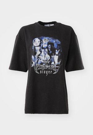 Schwarzes, übergroßes T-Shirt aus Baumwolle mit einem grafischen Druck in Blautönen, der Bilder und Texte im Zusammenhang mit "Buffy – Die Vampirjägerin" zeigt.