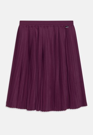 Jupe plissée violette avec taille élastique, longueur au genou, comportant une petite étiquette de marque noire sur le côté droit près de la taille.