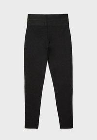 Leggings neri realizzati in tessuto elasticizzato, con una cintura ampia e liscia e un design aderente con gambe affusolate. Senza motivi o accenti visibili.