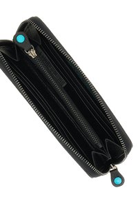 Portafoglio in pelle nera con chiusura a zip, caratterizzato da più scomparti e un tirante della zip turchese. Texture liscia e design compatto.