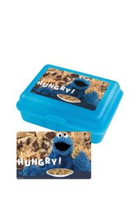 Una lunchbox di plastica blu presenta un design del Cookie Monster con un motivo di biscotti e il testo "FAME!" sul coperchio. Include un biglietto abbinato.