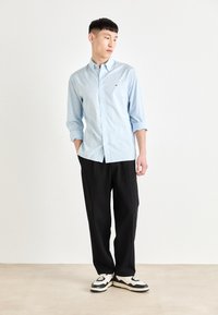 Tommy Hilfiger SOFT FLEX GINGHAM - Košeľa - vessel blue/optic white