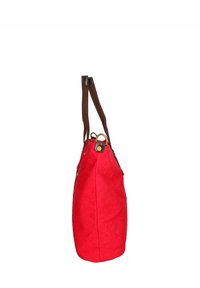 Borsa a tracolla in tessuto rosso con una struttura solida, manici marroni e accessori circolari in metallo. Presenta un design semplice e una texture liscia.