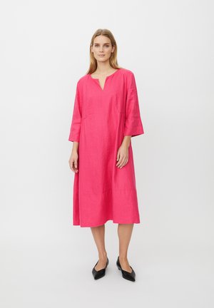 Vestido rosa de lino con mangas tres cuartos, escote en V y bolsillos laterales, con un corte relajado y dobladillo hasta la rodilla.