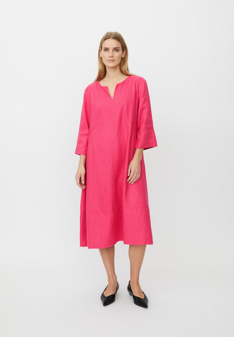 Rosa Leinenkleid mit dreiviertellangen Ärmeln, V-Ausschnitt und seitlichen Taschen, mit entspannter Passform und knielangem Saum.