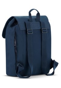 Mochila azul marino con forma estructurada, que cuenta con una solapa, dos correas ajustables, un asa de transporte y un bolsillo lateral con cremallera.