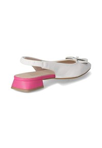 Witte leren slingback schoen met een roze blokhak, voorzien van een strikdetail op de neus en een getextureerde elastische band aan de achterkant.