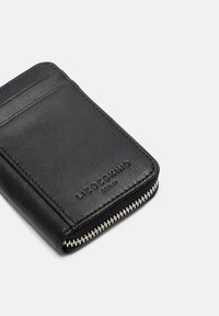 Portafoglio in pelle nera texturizzata con il testo in rilievo "LIEBESKIND BERLIN", zipper lungo il bordo e due slot per carte sul lato anteriore.