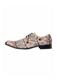 Gestreepte schoenen met een puntige neus, voorzien van een geometrisch ontwerp in rood, blauw en beige op een textiel bovenwerk en een zwarte zool.