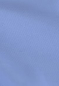 Jasnoniebieska tkanina o gładkiej teksturze, z subtelnymi pionowymi liniami. Materiał wydaje się lekki i delikatny.