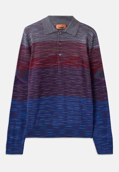 Μακρυμάνικο polo πουκάμισο σε gradient από κόκκινο σε μπλε αποχρώσεις. Ριγωτό σχέδιο με κολάρο και τρεις κουμπάκια. Απαλή υφή υφάσματος.