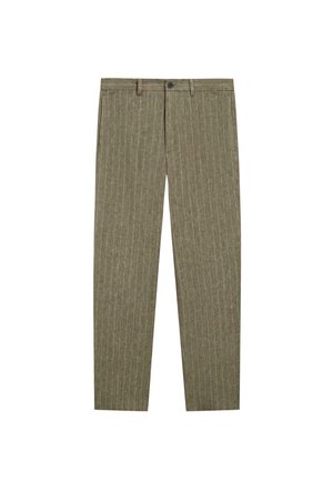 Proste spodnie o prostych nogawkach w oliwkowej zieleni z subtelnymi pionowymi prążkami, zapinane na guziki, z szlufkami na pasek i bocznymi kieszeniami.