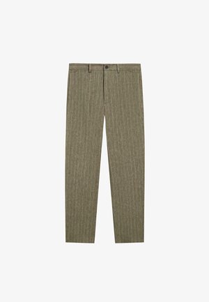 Proste spodnie o prostych nogawkach w oliwkowej zieleni z subtelnymi pionowymi prążkami, zapinane na guziki, z szlufkami na pasek i bocznymi kieszeniami.