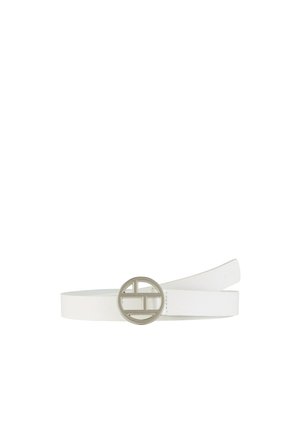 Cintura in pelle bianca con fibbia circolare in argento che presenta un design geometricamente traforato, mostrata su sfondo bianco.
