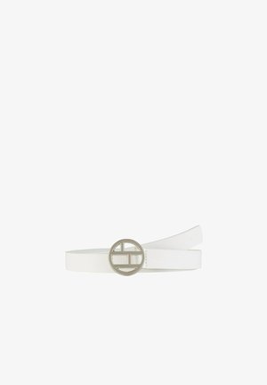 Hvidt læderbælte med en cirkulær sølvspænde med geometrisk udskåret design, vist mod en hvid baggrund.
