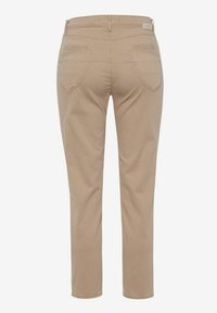Pantalon beige droit avec poches arrière cousues et passants de ceinture, présenté de dos sur un fond clair uni.