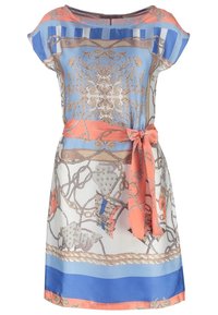 Kortärmad klänning i ljusblått och korall, med utsmyckade mönster, midjebälte och ett lagerdesign med blå accenter.