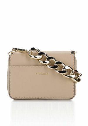 Borsa a tracolla in pelle beige con una catena dorata, dotata di chiusura a zip e logo impresso. Texture liscia, forma rettangolare, design minimalista.