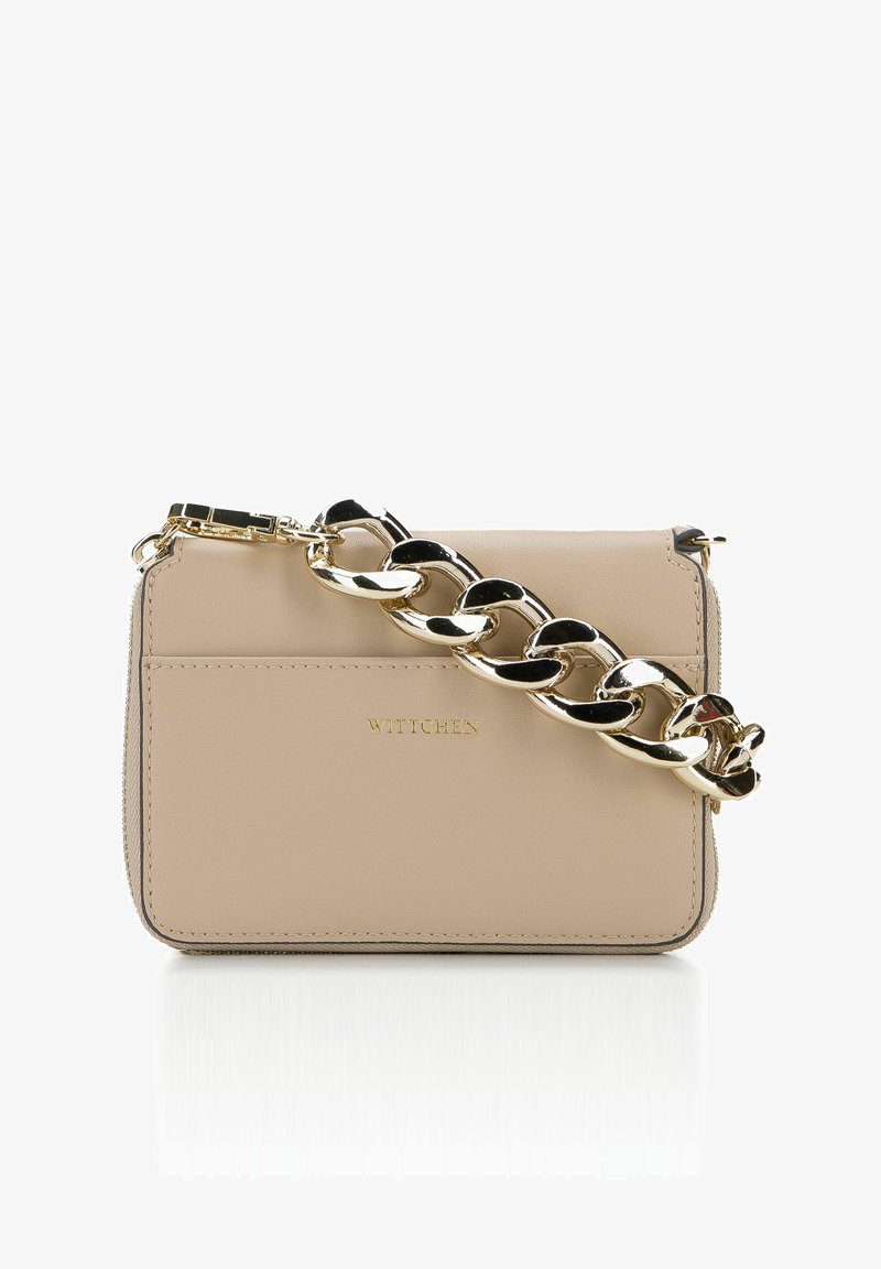 Borsa a tracolla in pelle beige con una catena dorata, dotata di chiusura a zip e logo impresso. Texture liscia, forma rettangolare, design minimalista.