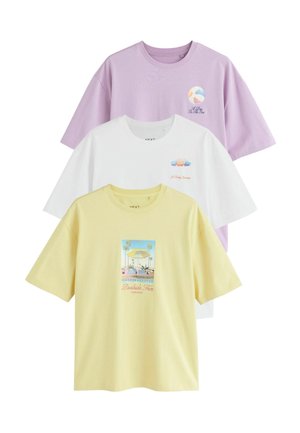 Tre t-shirts med kort ærme i pastel lilla, hvid og gul, hver med en lille sommer-tema grafik og tekst foran.