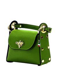 Groene leren handtas met ronde gouden hardware, bijenembleem en decoratieve studs. Heeft een gestructureerde vorm en contrasterende zwarte accenten.