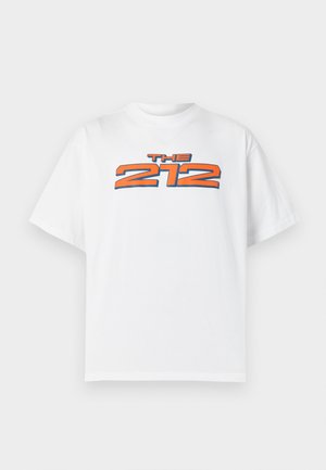 T-shirt blanc à manches courtes avec un texte orange et bleu vif « THE 212 » centré sur la poitrine.