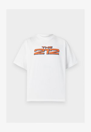 T-shirt blanc à manches courtes avec un texte orange et bleu vif « THE 212 » centré sur la poitrine.