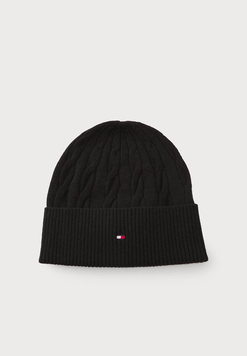 Musthave mustritsiga kaelusmüts, millel on soonikkoes, kaelus ja ees väike punase, valge ja sinise logoga brodeering.