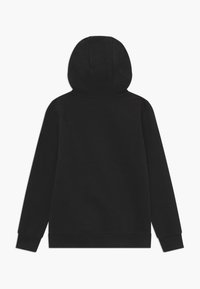 Sudadera negra con capucha de textura suave, que presenta una capucha grande, mangas largas, y puños y dobladillo acanalados. Diseño simple sin logotipos visibles.