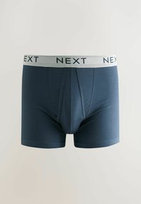 Sötétkék férfi boxeralsó szürke gumis derékkal, fekete "NEXT" márkanevével, sima világos háttér előtt bemutatva.