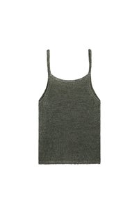 Top in maglia di colore verde oliva. Presenta spalline sottili, un collo rotondo e un tessuto testurizzato. L'orlo è dritto e semplice, senza motivi.