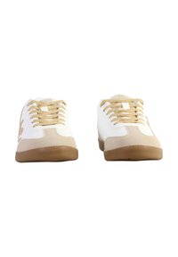 Sneakers bianchi con accenti beige, lacci metallici dorati e suole in gomma. Design a punta rotonda con finitura in tessuto testurizzato sulla parte superiore.