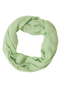 Écharpe en tissu doux vert clair formant une boucle disposée en cercle lâche sur un fond blanc.