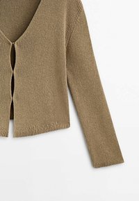 Cardigan marron en maille à manches longues avec col en V et fermeture boutonnée sur le devant, étalé à plat sur une surface blanche.
