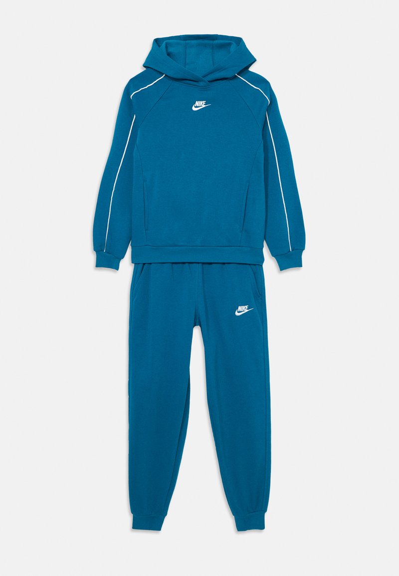 Conjunto de sweatshirt e calças verde-azulado feito de tecido macio. Apresenta capuz, detalhes brancos e logótipo bordado no peito e na coxa.