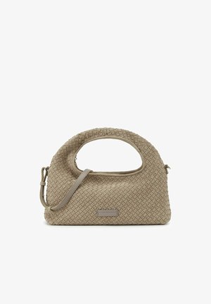 Taupe geweven handtas met afgeronde handgreep, afneembare schouderriem en rechthoekig merkembleem aan de voorkant.