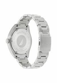 Reloj de acero inoxidable Nautica con caja redonda, pulsera de eslabones, un acabado cepillado suave y un cierre sólido con el logo grabado.