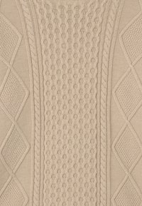 Beige pletená tkanina s texturovanými vzory: copánkový vzor, vzor pletené struktury a kosočtverce. Měkká textura a jednotná barva.