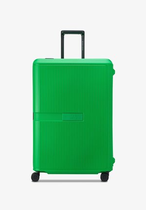 Maleta dura verde con estrías verticales, un mango telescópico, dos ruedas y una placa de logo en la parte frontal. Material plástico duradero.