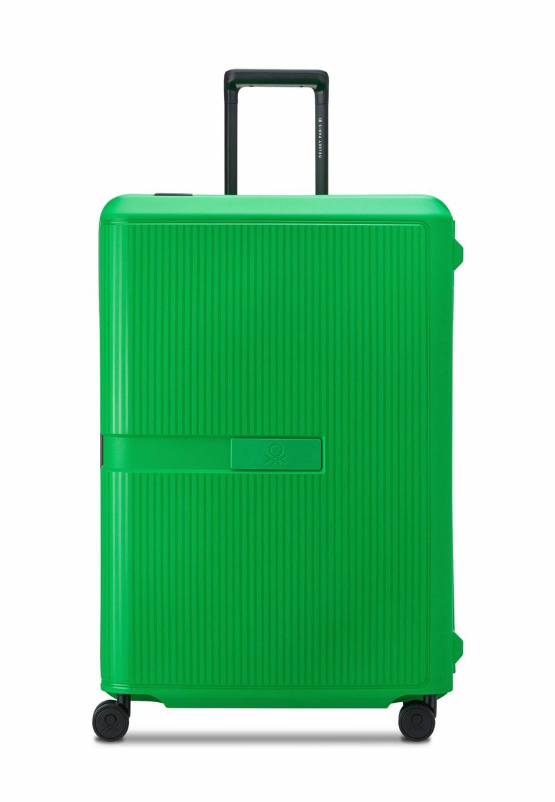 Maleta dura verde con estrías verticales, un mango telescópico, dos ruedas y una placa de logo en la parte frontal. Material plástico duradero.