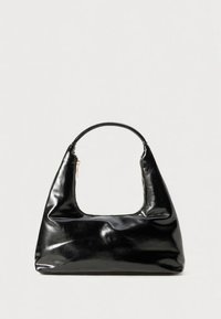 Sac à main en cuir verni noir avec une poignée arrondie, design minimaliste et un compartiment principal spacieux ; finition lisse et brillante.