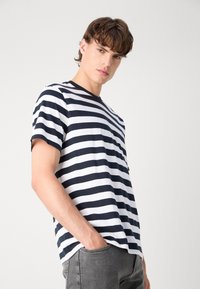 Tommy Hilfiger ESSENTIAL TEE - T-shirt basic - desert sky/white