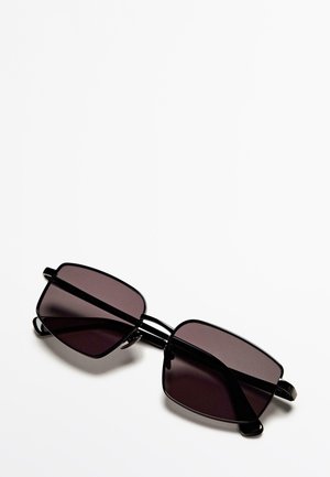 Schwarze quadratische Sonnenbrille mit dunklen Gläsern, dünnem Metallrahmen und doppeltem Brücken-Design. Glatte Oberfläche ohne zusätzliche Muster oder Akzente.