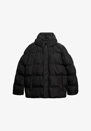 Czarna puchowa kurtka z wysokim kołnierzem, zamkiem z przodu i kapturem ze ściągaczem. Posiada poziome przeszycia i dwie boczne kieszenie.