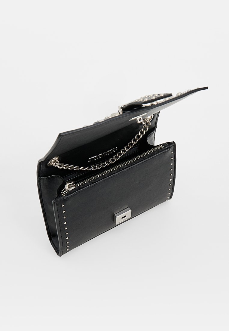 Borsa a tracolla in pelle nera con una catena argentata, dettagli borchiati e un compartimento con zip. Presenta una chiusura a scatto per una conservazione sicura.