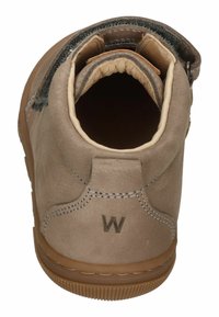 Beige High-Top-Schuh mit einem runden Zehenbereich, weichem Leder, gepolstertem Kragen und kontrastierender Gummisohle. Verfügt über ein Logo und Stickdetails.