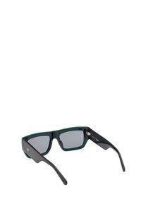 Sonnenbrille mit einem grünen transparenten rechteckigen Rahmen, grauen Gläsern und schwarzen, geraden Bügeln. Verfügt über metallische Beschläge an den Schläfen.