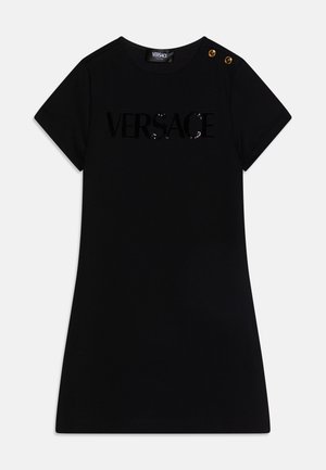 Čierne šaty s krátkym rukávom s lesklým logom "VERSACE", okrúhlym výstrihom a dvoma zlatými gombíkmi na pleci. Hladká textúra.