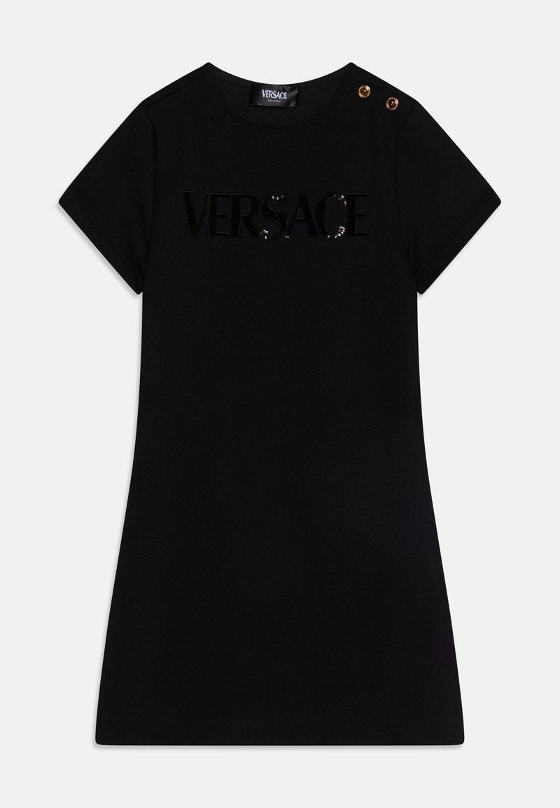 Melna īsām piedurknēm kleita ar sekvīnu "VERSACE" logotipu, apaļu kakla izgriezumu un diviem zelta pogu akcentiem uz pleca. Gluda tekstūra.